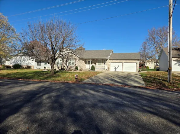 751 Kane St, Carlyle, IL 62231