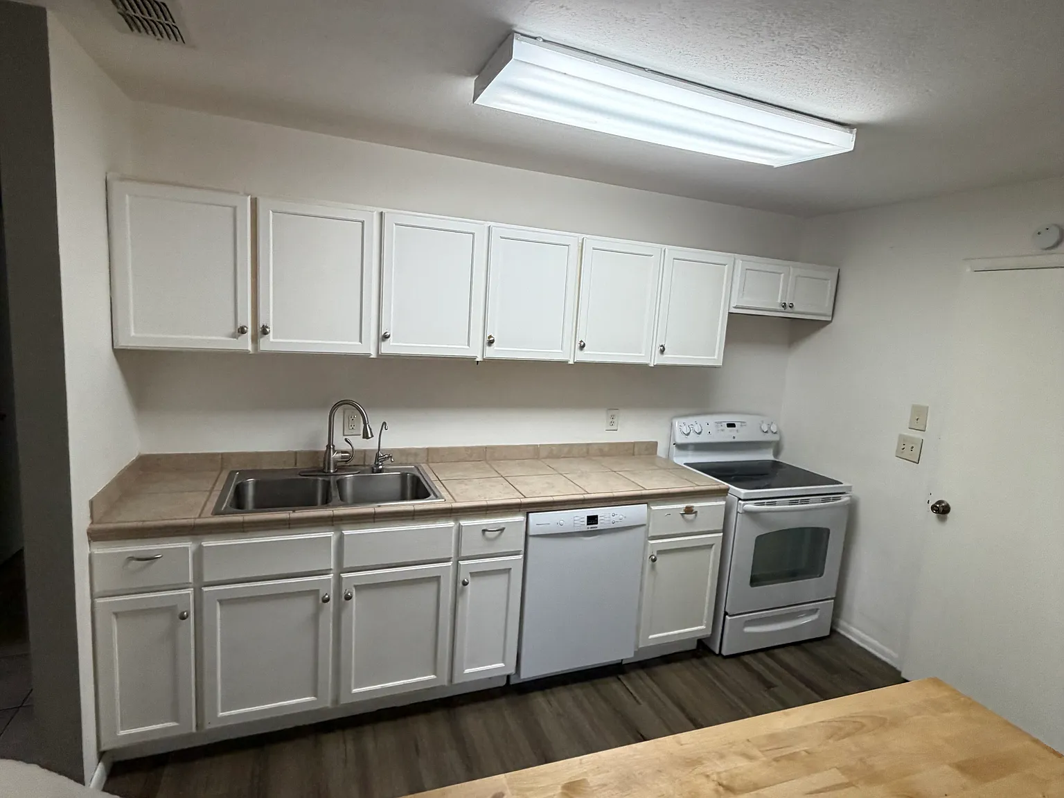 2 bed, 1.5 bath, 1001 sqft, $2,000 — Photo 2