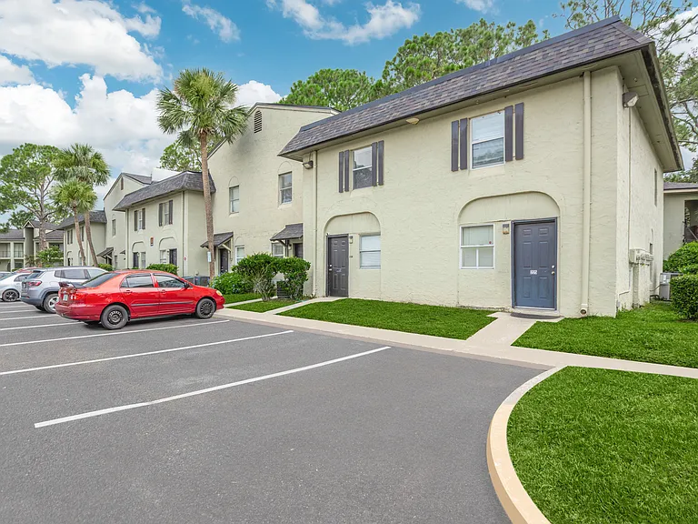 Oasis Club Apartments — Photo 11