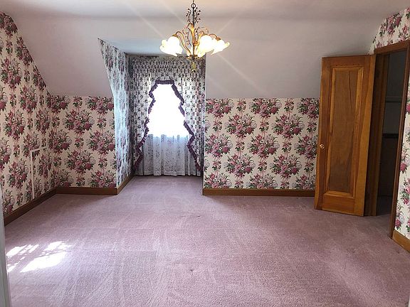 BR 1 w/ walk-in closet