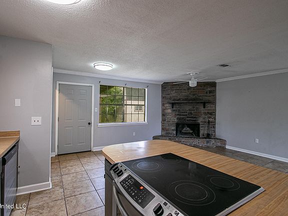 5th image of 121 Royal Dr
