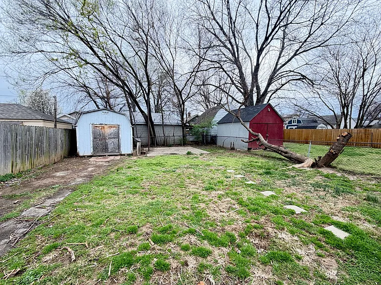 825 Parkway Dr — Photo 37