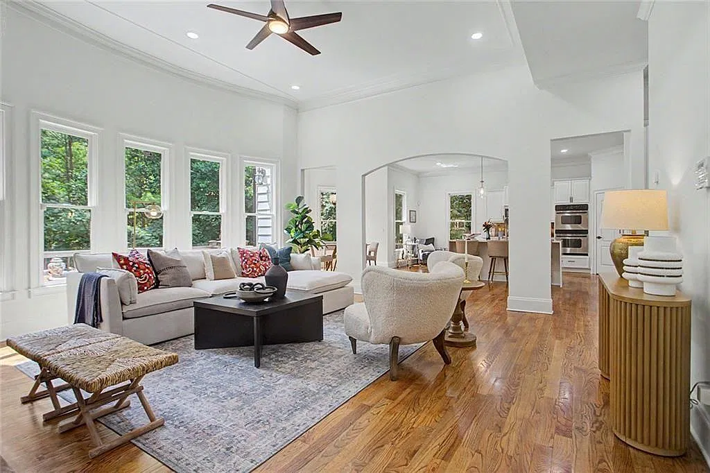 7 bed, 5.0 bath, 5514 sqft, $6,500 — Photo 2