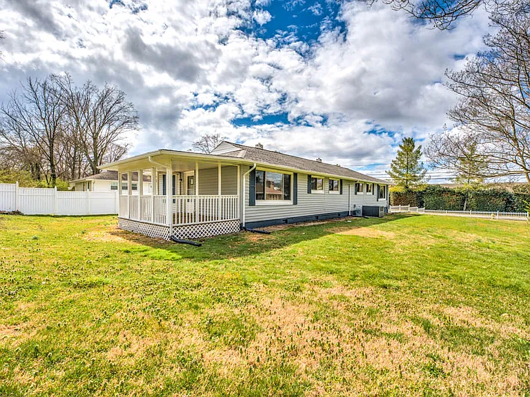 135 N Purdue Ave — Photo 5