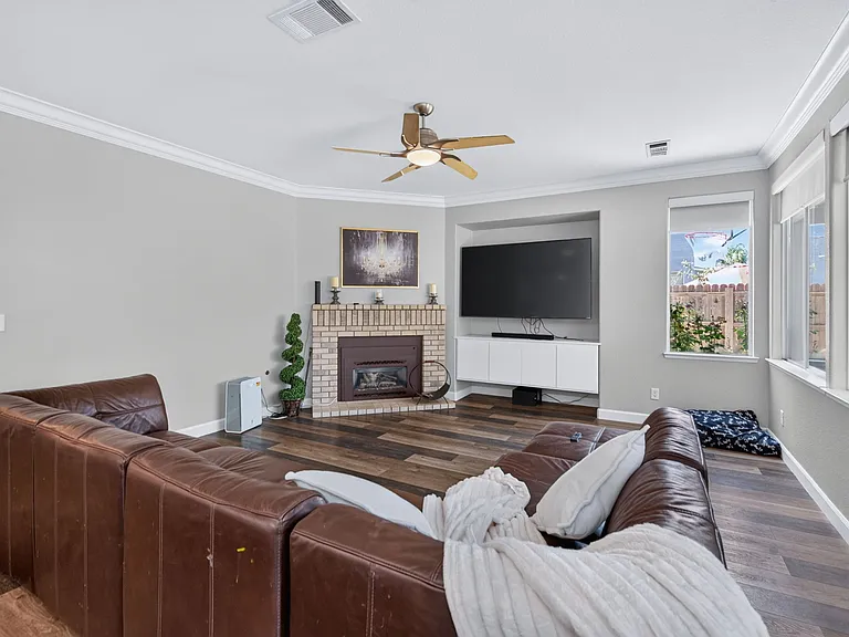 9427 N Winery Ave — Photo 8