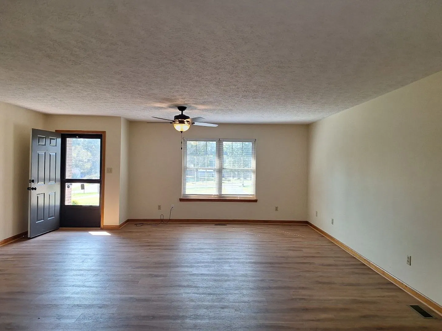 Duplex located in private and peaceful neighborhood close to Chapman Hwy — Photo 2