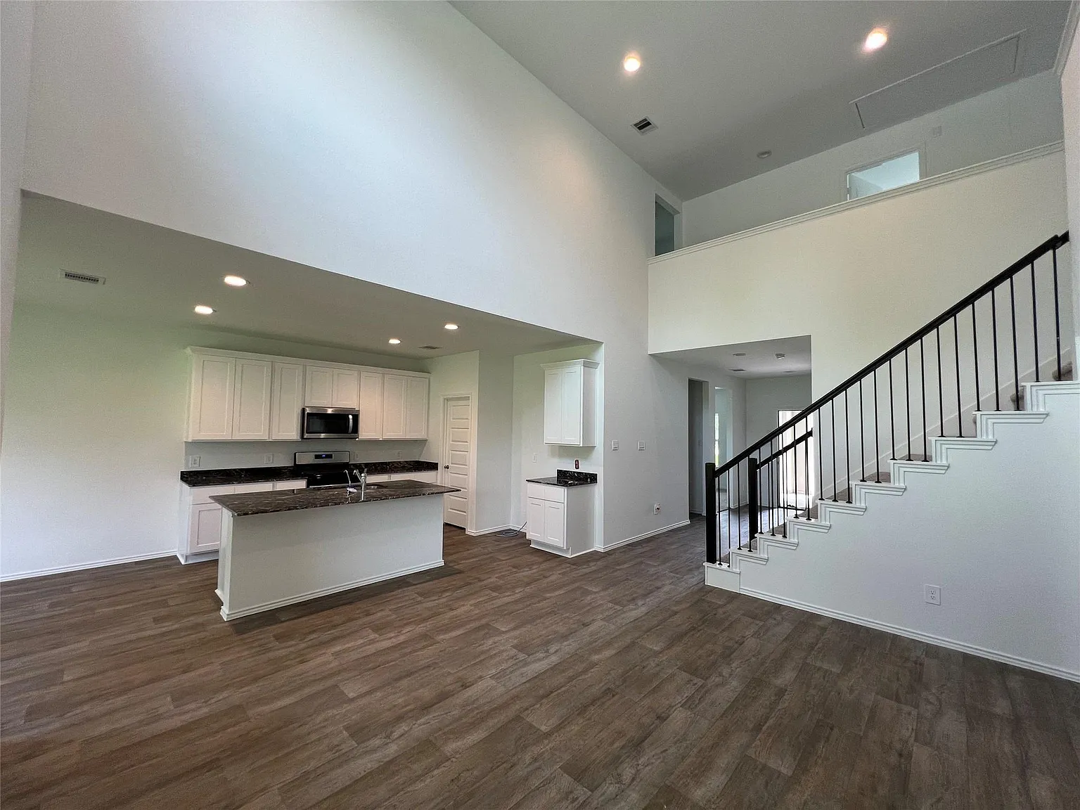 4 bed, 2.5 bath, 2453 sqft, $2,775 — Photo 2