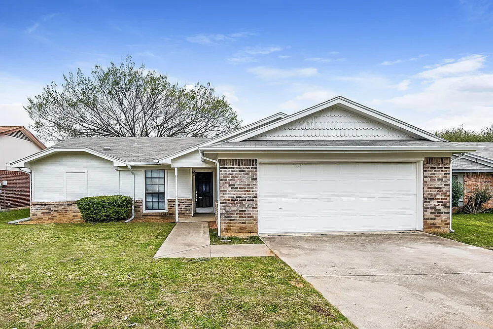 3 bed, 2.0 bath, 1301 sqft, $1,945 — Photo 1