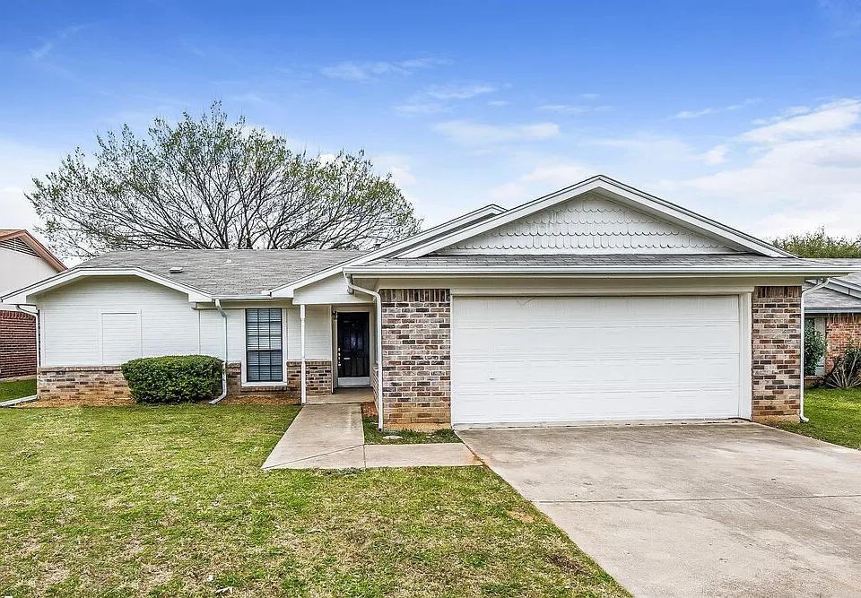 1816 Hunting Green Dr