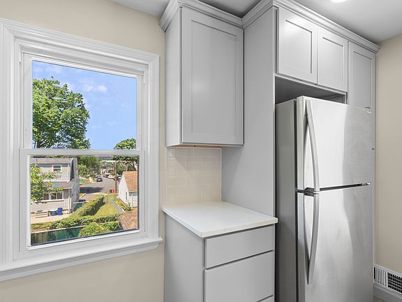 5th image of 145 6th St #2