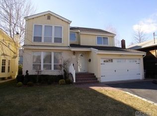 93 Plympton Ave, Roslyn Heights, NY 11577