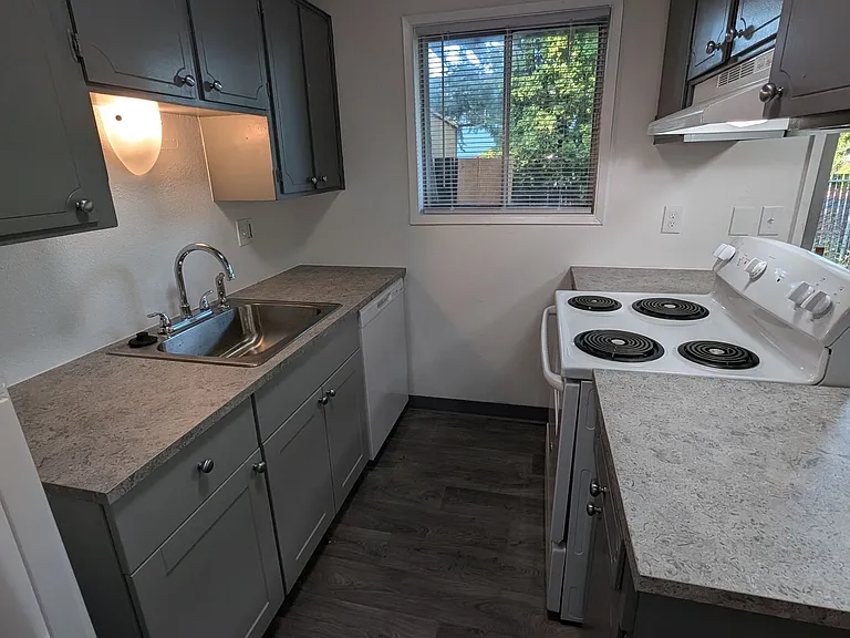 5920 SW Erickson Ave — Photo 2