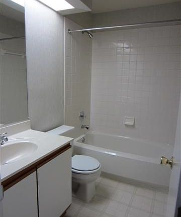 5th image of 401 Henley Ct APT J