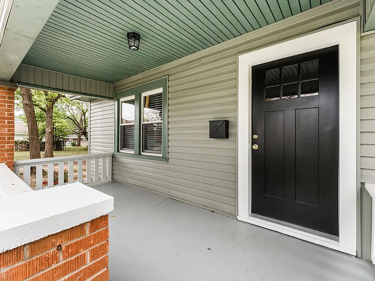 1430 S Campbell Ave — Photo 2