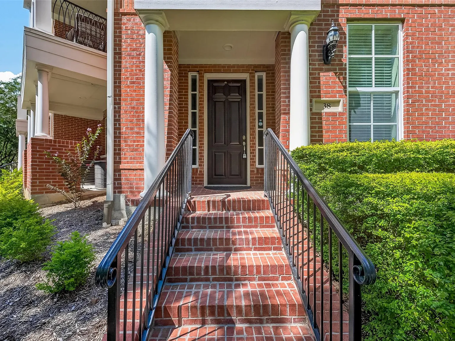 3 bed, 3.5 bath, 2591 sqft, $3,800 — Photo 2