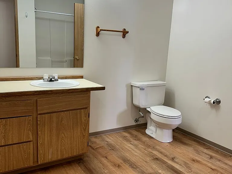 667 NE 4 E — Photo 11