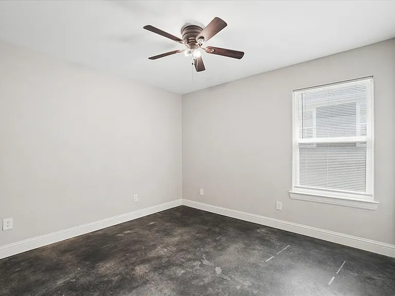 501 E Day St — Photo 2