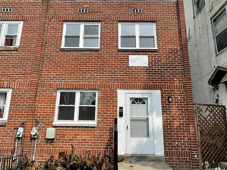 261 E Haines St — Photo 1