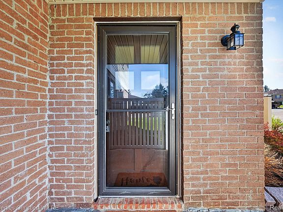 5th image of 61175 Greenwood Dr