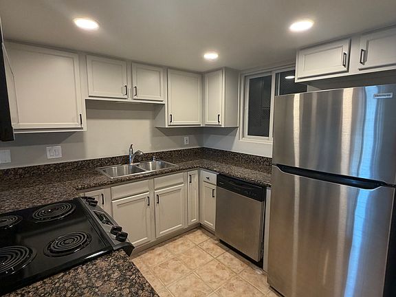 2nd image of 300 Roanoke Rd APT 10