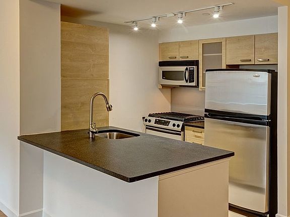 4th image of 88 Leonard St APT 1402