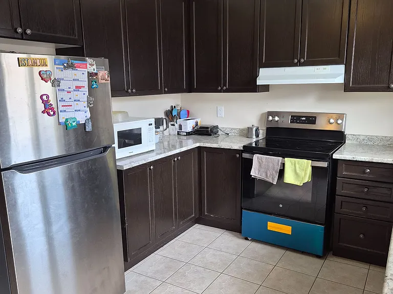 737 Agnew Cres — Photo 4