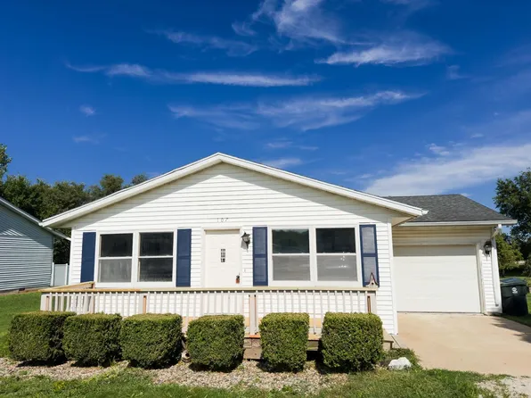 107 S Elm Ave, Saint Anne, IL 60964