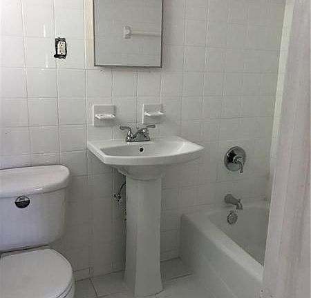 3rd image of 2600 NE 35th Dr #1