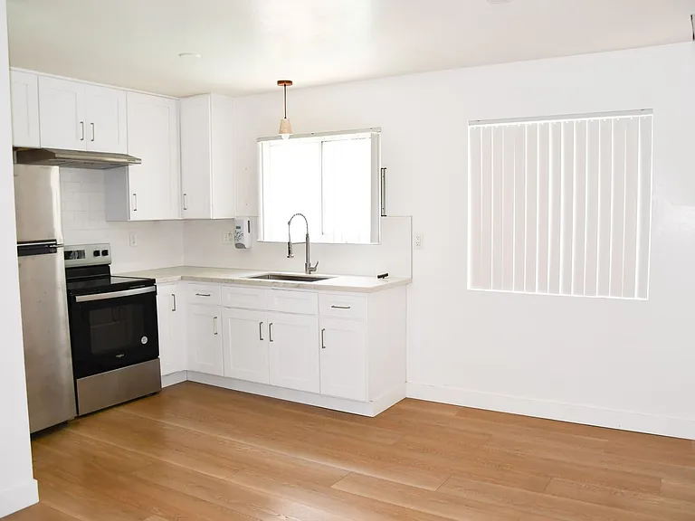 994 Valencia St — Photo 9