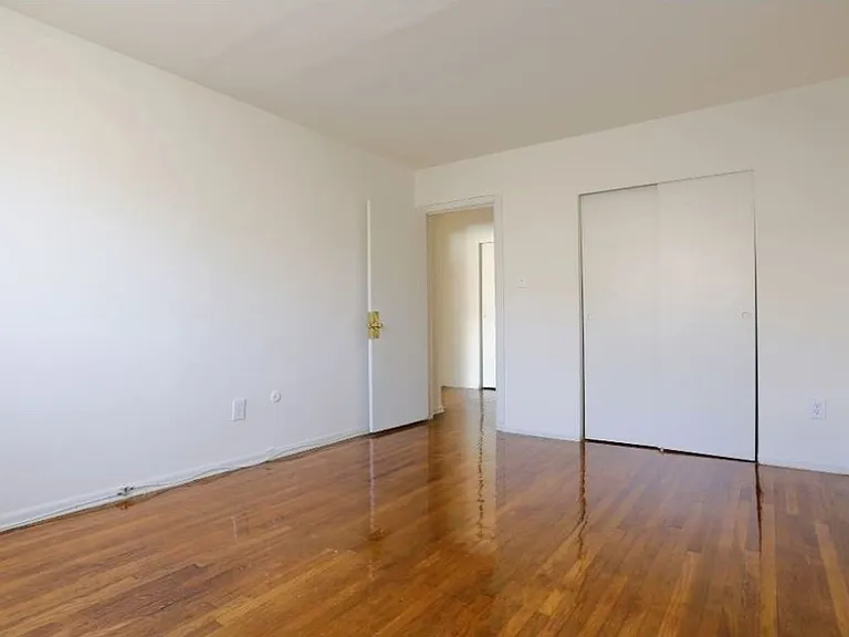 Oakwood Apartments — Photo 7