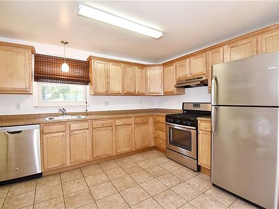 3rd image of 419 Orchard Dr