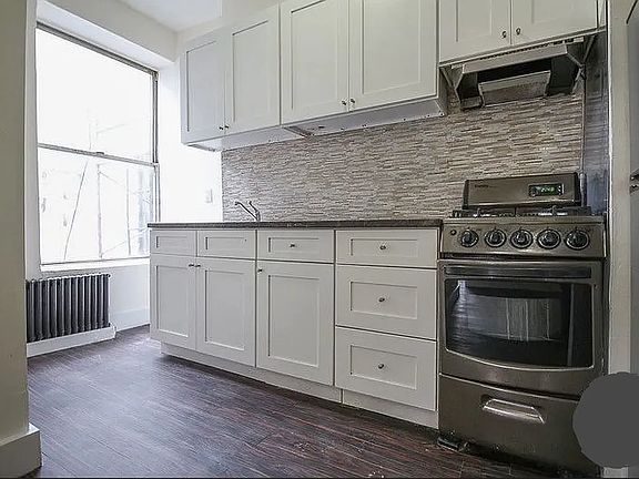 2nd image of 1566 Pacific St #4