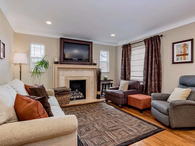 1240 Cherry St — Photo 3