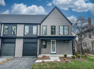 831 N Ellsworth St, Naperville, IL 60540
