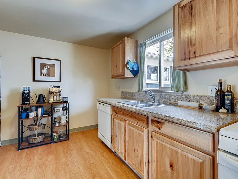 216 S Irving St — Photo 10