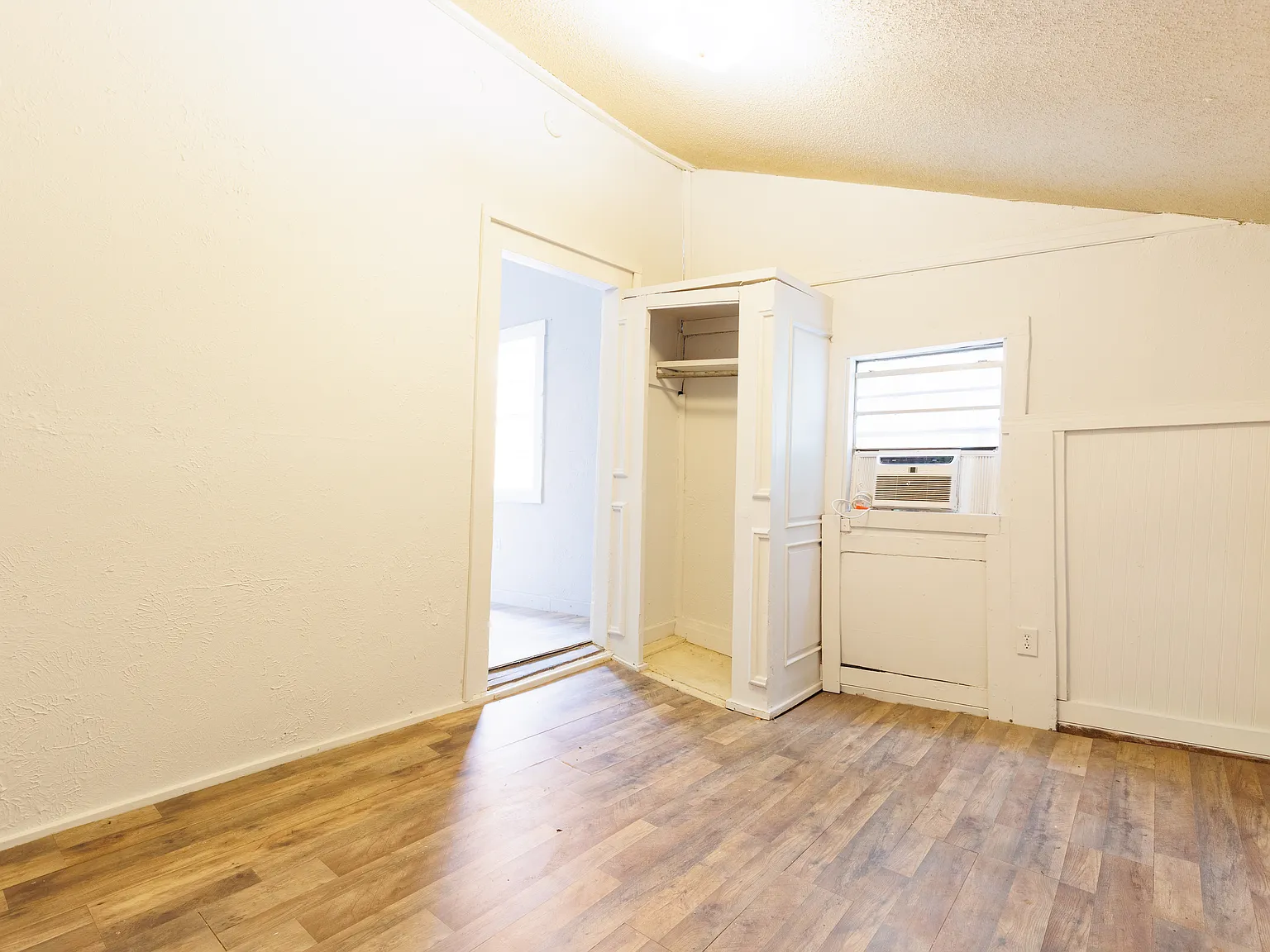 2 bed, 702 sqft, $1,350 — Photo 3