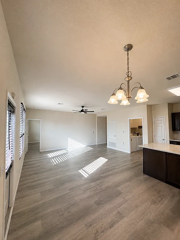 3 bed, 2.0 bath, 1670 sqft, $2,000 — Photo 3
