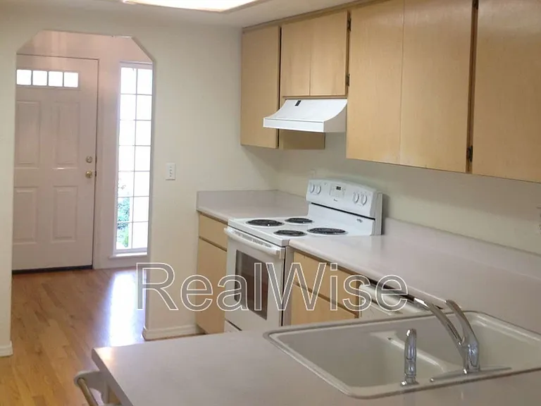 804 Corey Dr — Photo 5