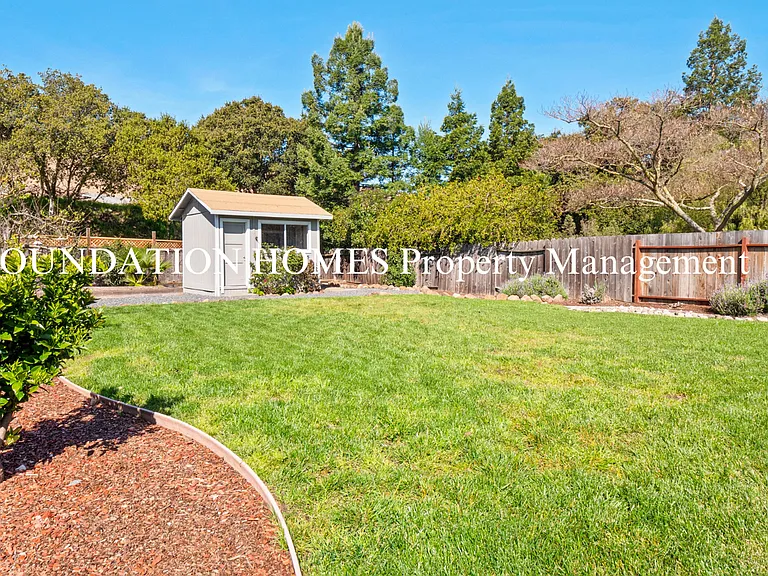 151 Kenwood Ct — Photo 16
