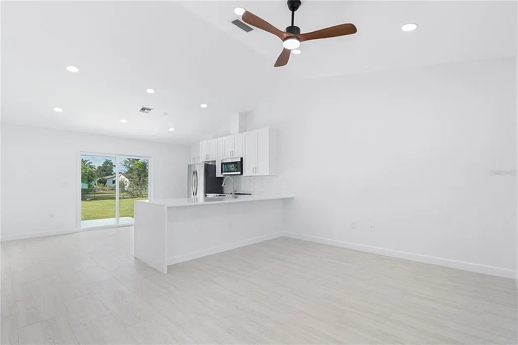 3 bed, 2.0 bath, 1283 sqft, $1,900 — Photo 3
