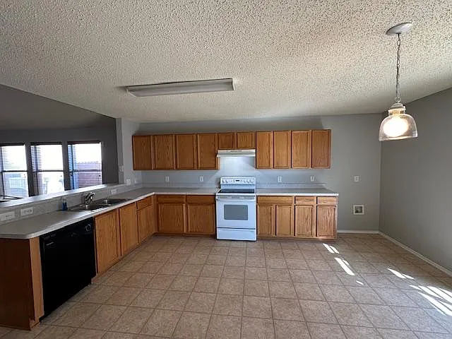 4 bed, 1860 sqft, $2,250 — Photo 3
