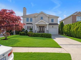 119 Celler Ave, New Hyde Park, NY 11040