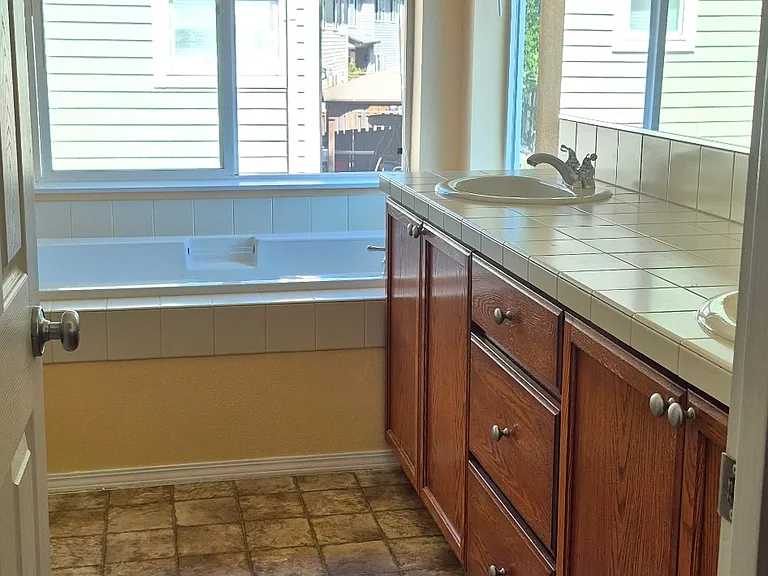 1094 SE Wenlock Ave — Photo 5