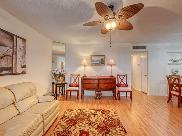 2400 NE 10th St APT 204