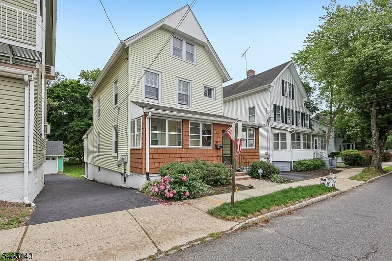 1 bed, 1.0 bath, $2,400 — Photo 3