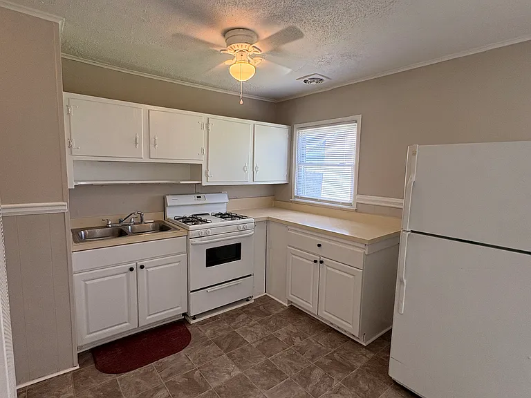 1821 Andrews Blvd — Photo 5