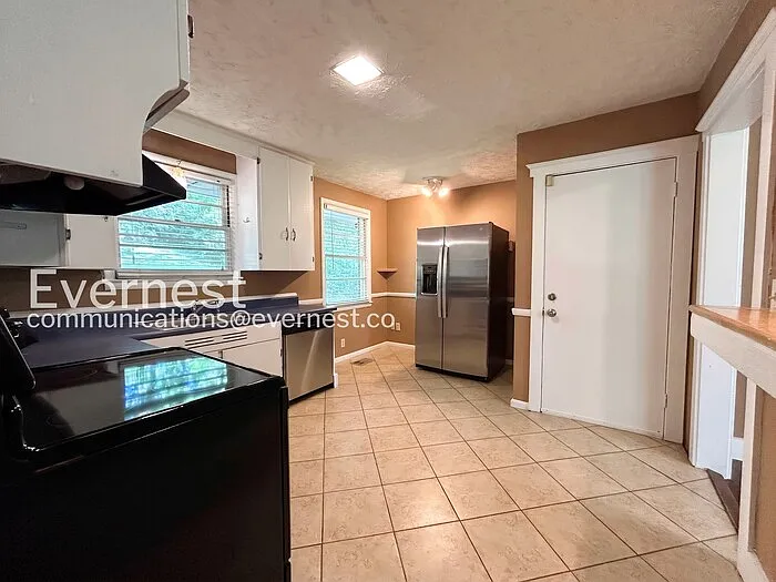 4908 Briarwood Dr — Photo 3