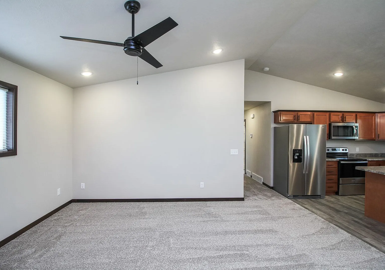 610 Samantha Condos — Photo 4