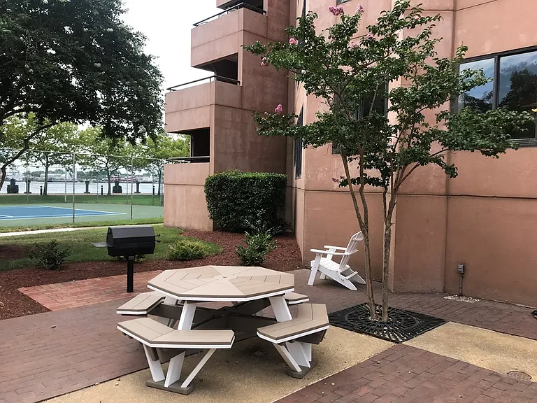 Harbor Tower Apartments — Photo 32