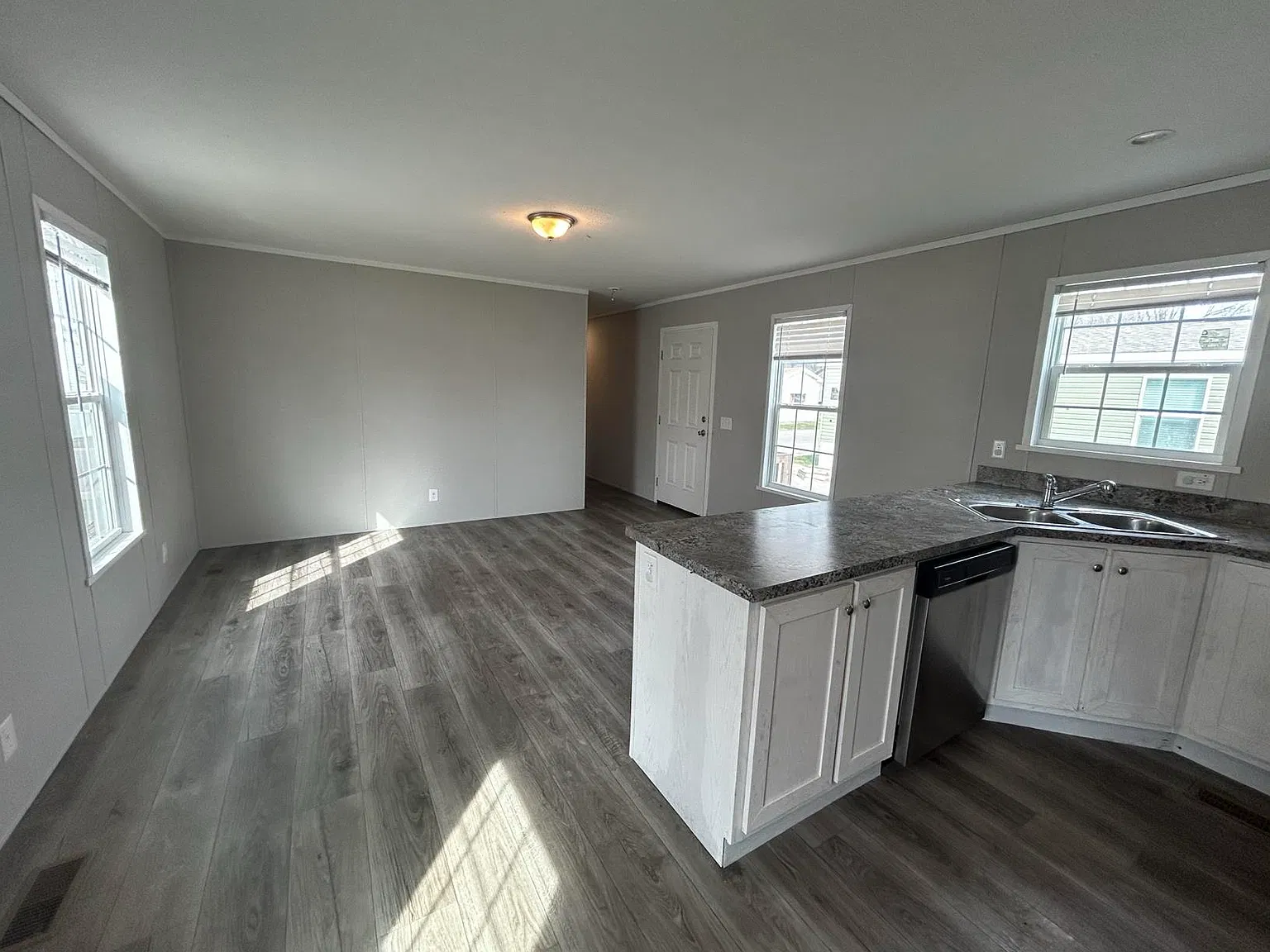 3 bed, 1152 sqft, $1,290 — Photo 3